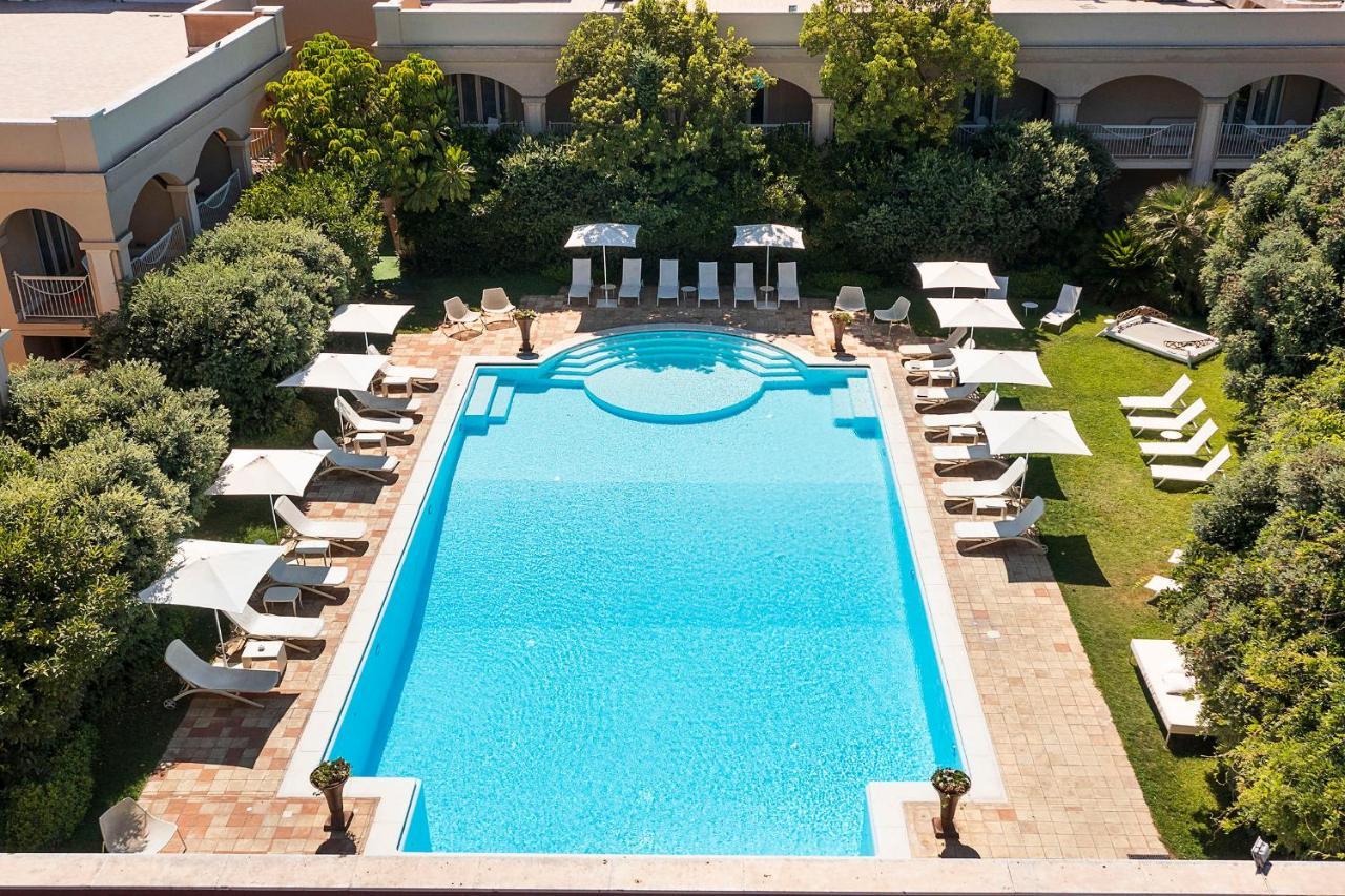 Romano Palace Luxury Hotel Catania Luaran gambar The pool at the hotel