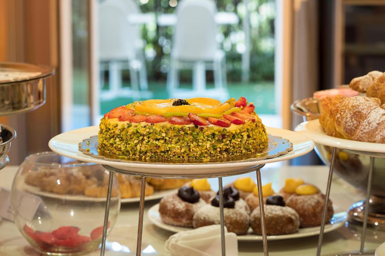 Romano Palace Luxury Hotel Catania Luaran gambar A fruit tart