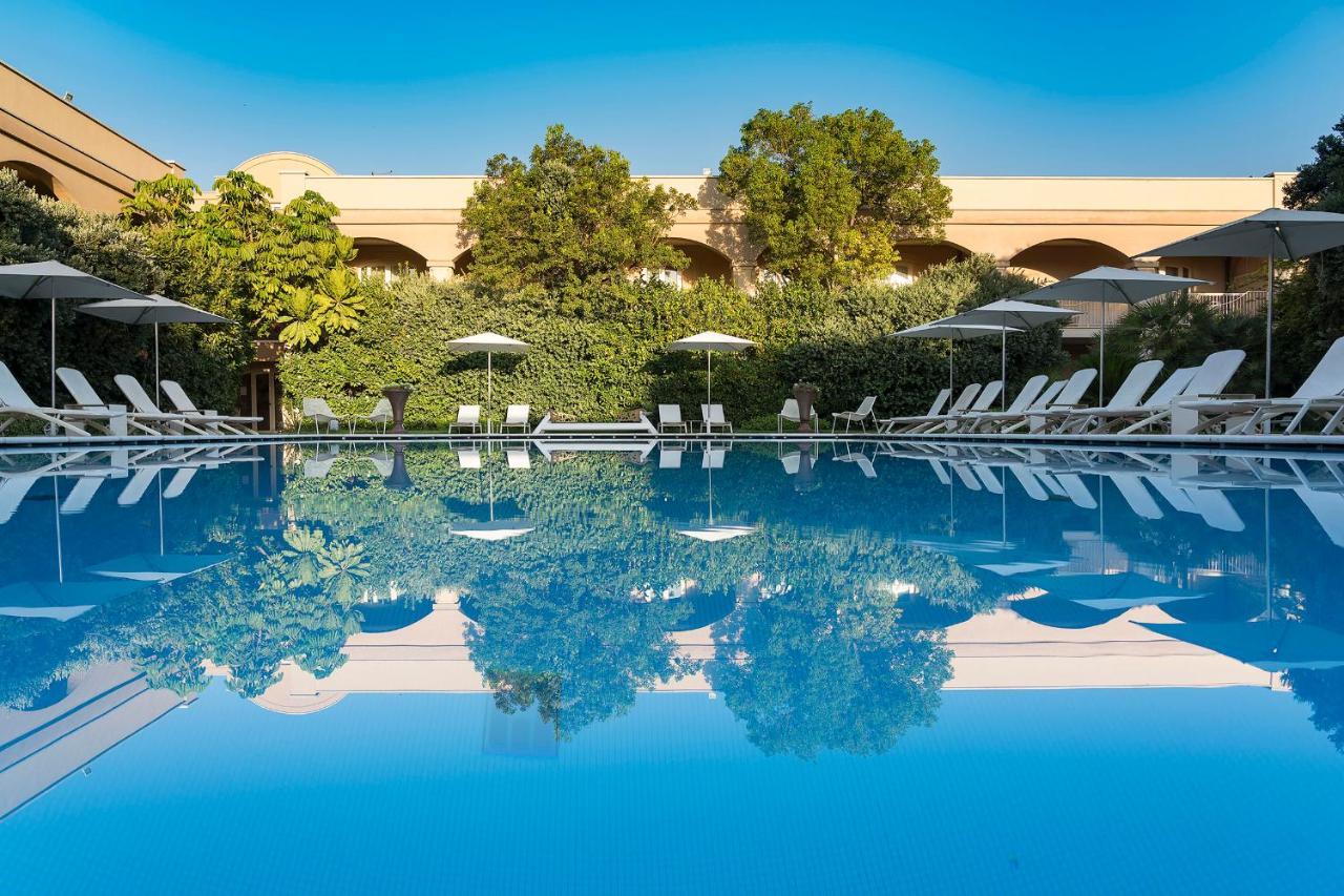 Romano Palace Luxury Hotel Catania Luaran gambar The swimming pool at the hotel