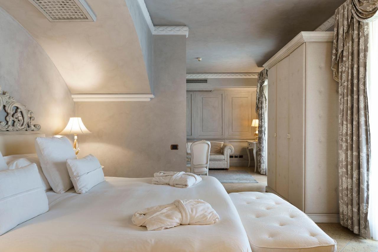 Romano Palace Luxury Hotel Catania Luaran gambar A room at the hotel