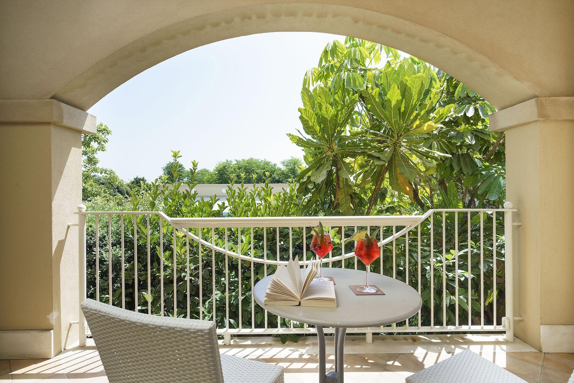 Romano Palace Luxury Hotel Catania Luaran gambar A balcony