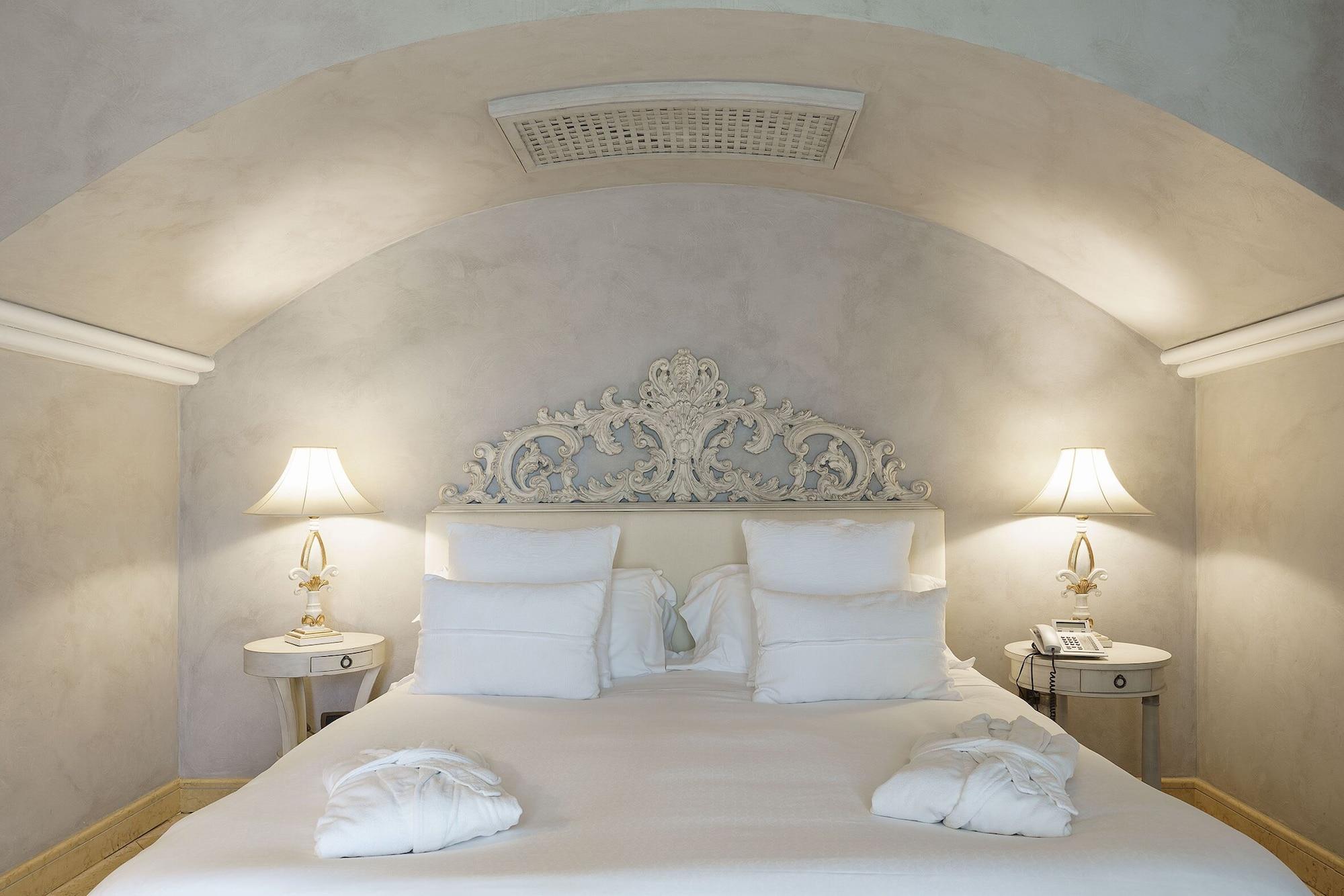 Romano Palace Luxury Hotel Catania Luaran gambar A bedroom at the hotel