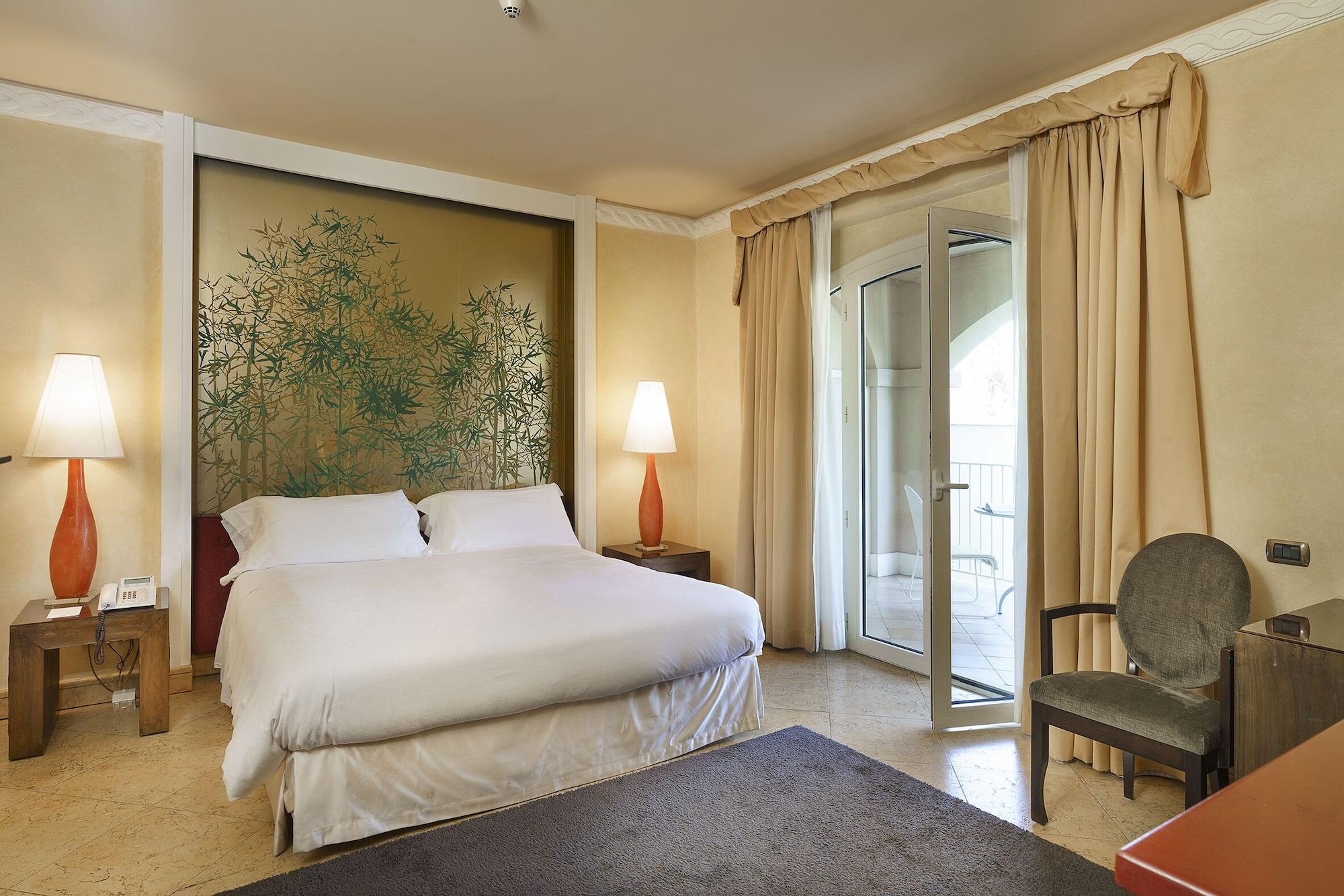 Romano Palace Luxury Hotel Catania Luaran gambar A bedroom at the hotel