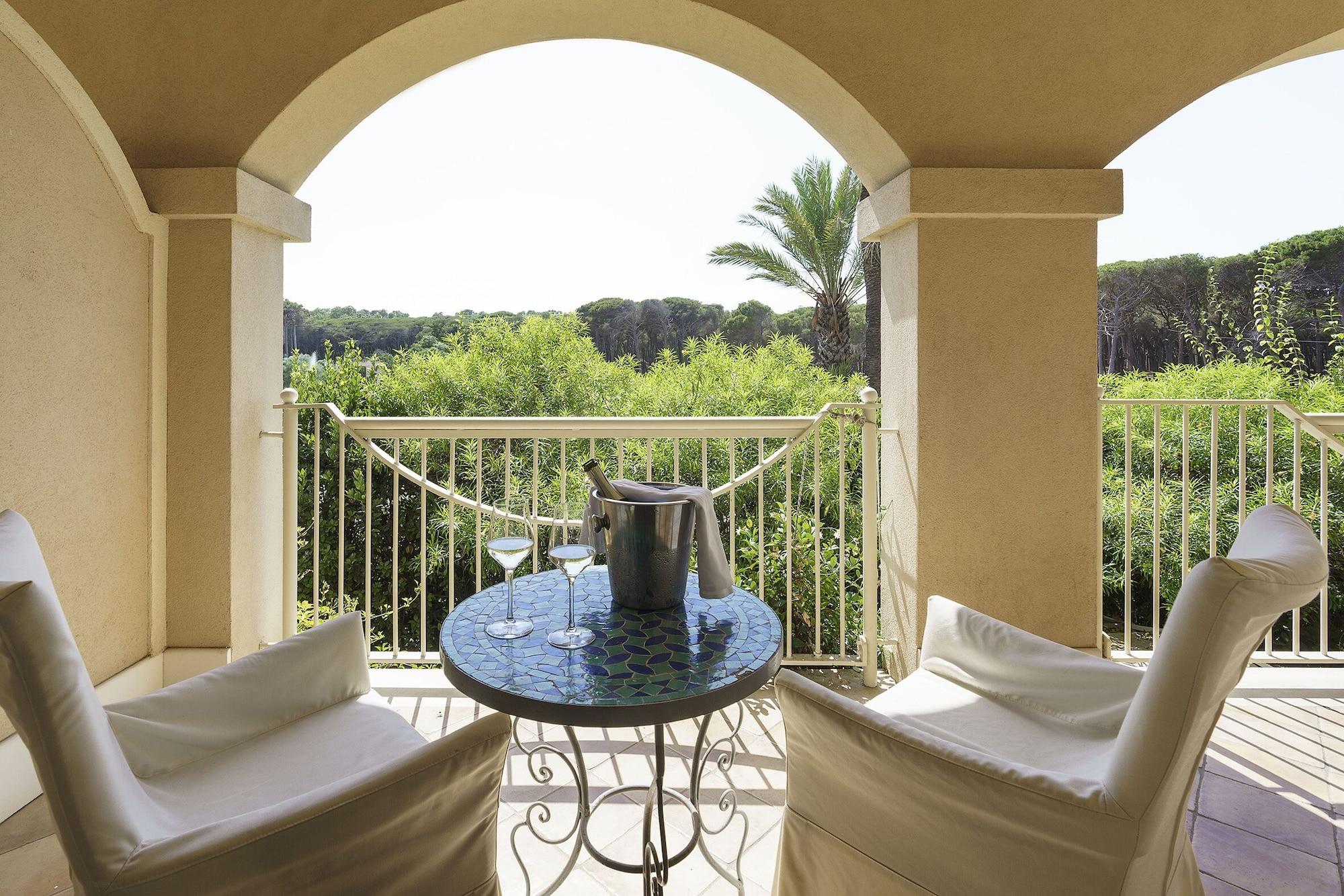 Romano Palace Luxury Hotel Catania Luaran gambar A balcony at the Four Seasons Hotel