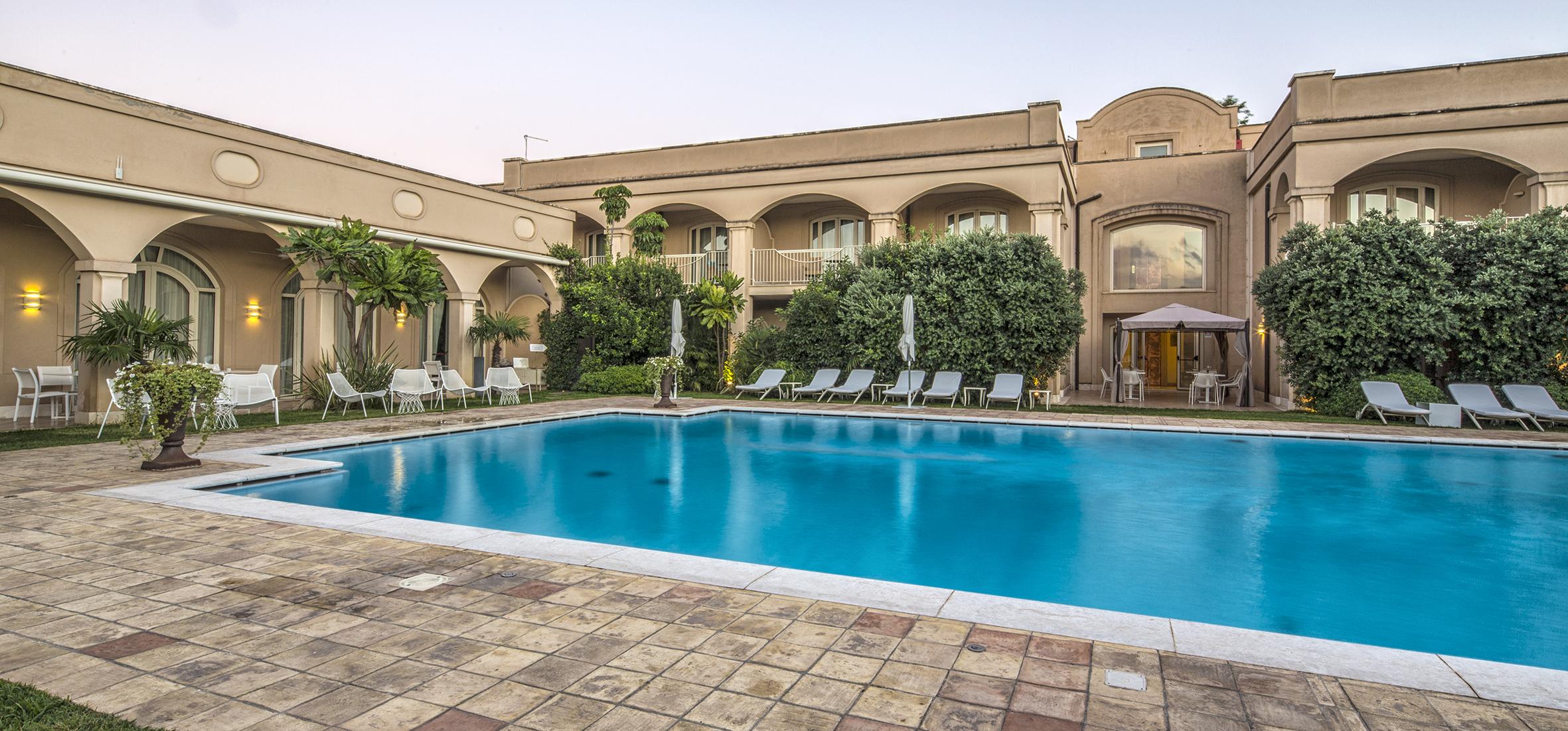 Romano Palace Luxury Hotel Catania Luaran gambar The swimming pool at the hotel