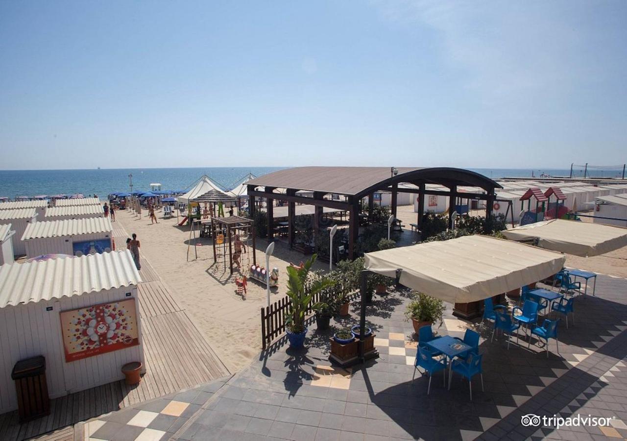 Romano Palace Luxury Hotel Catania Luaran gambar The beach at the hotel