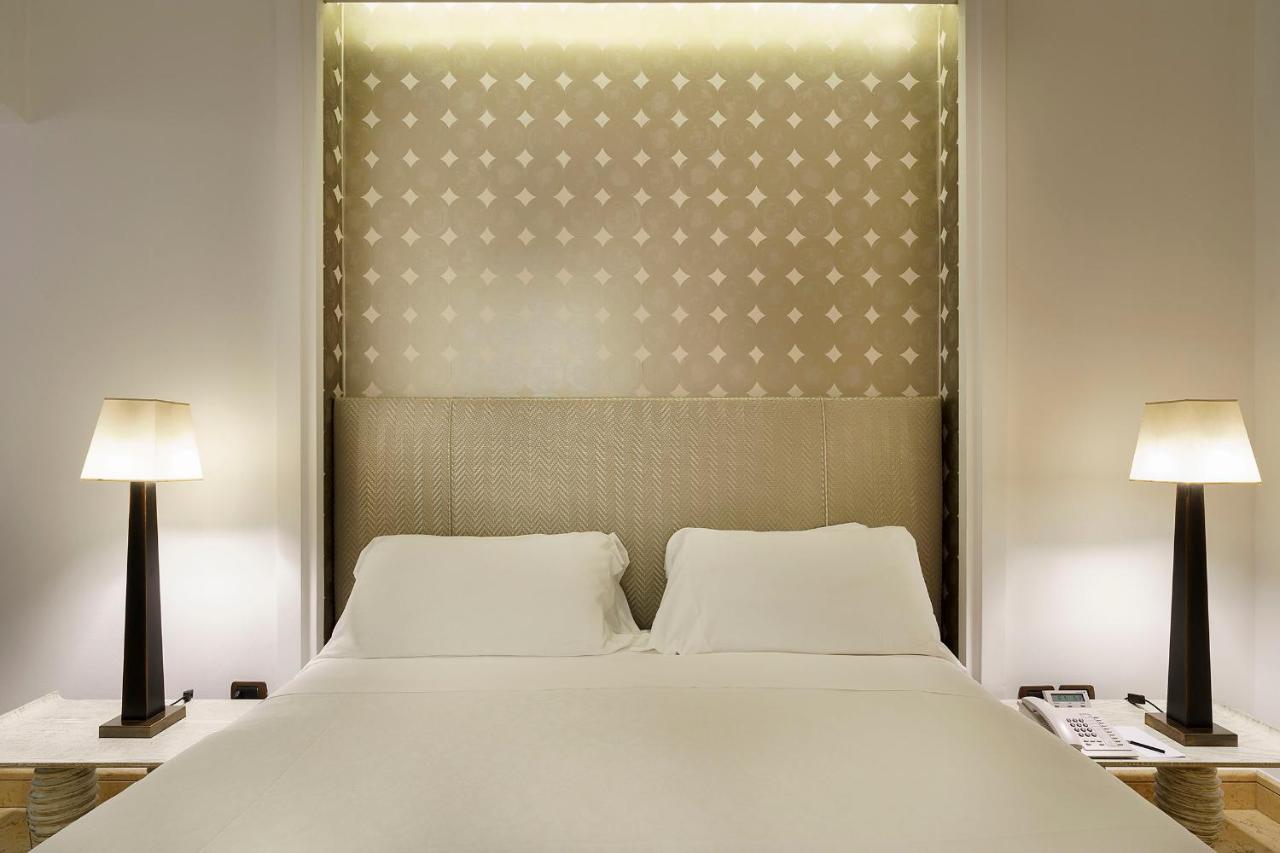Romano Palace Luxury Hotel Catania Luaran gambar A bedroom at the hotel
