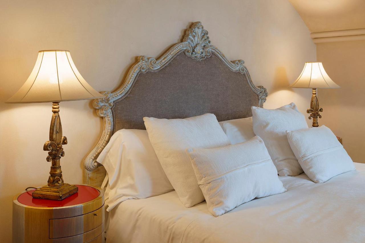 Romano Palace Luxury Hotel Catania Luaran gambar A bed with a headboard