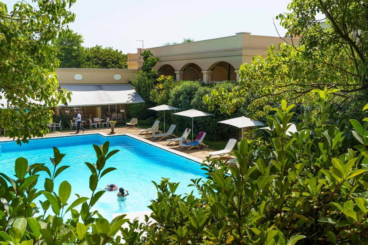 Romano Palace Luxury Hotel Catania Luaran gambar The swimming pool at the hotel