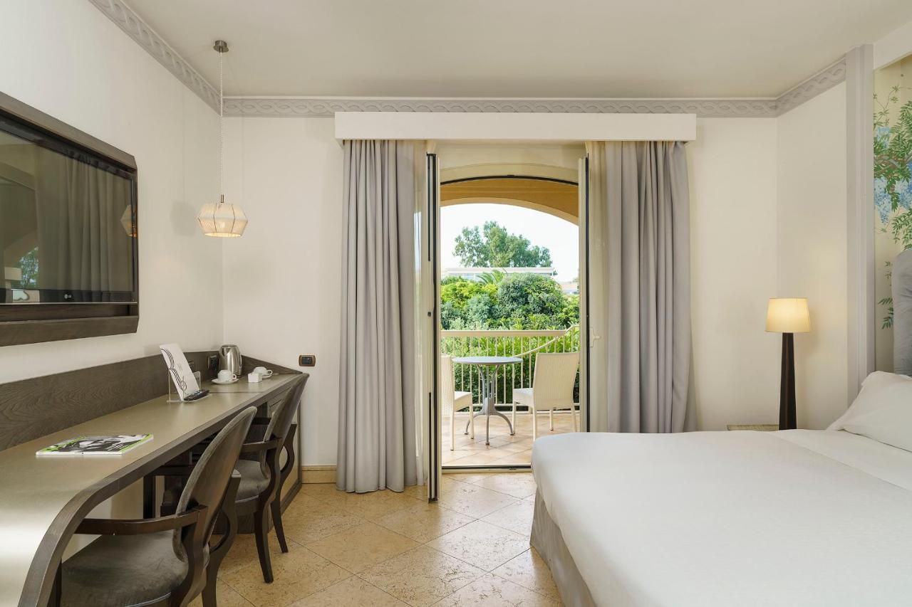 Romano Palace Luxury Hotel Catania Luaran gambar A room at the hotel