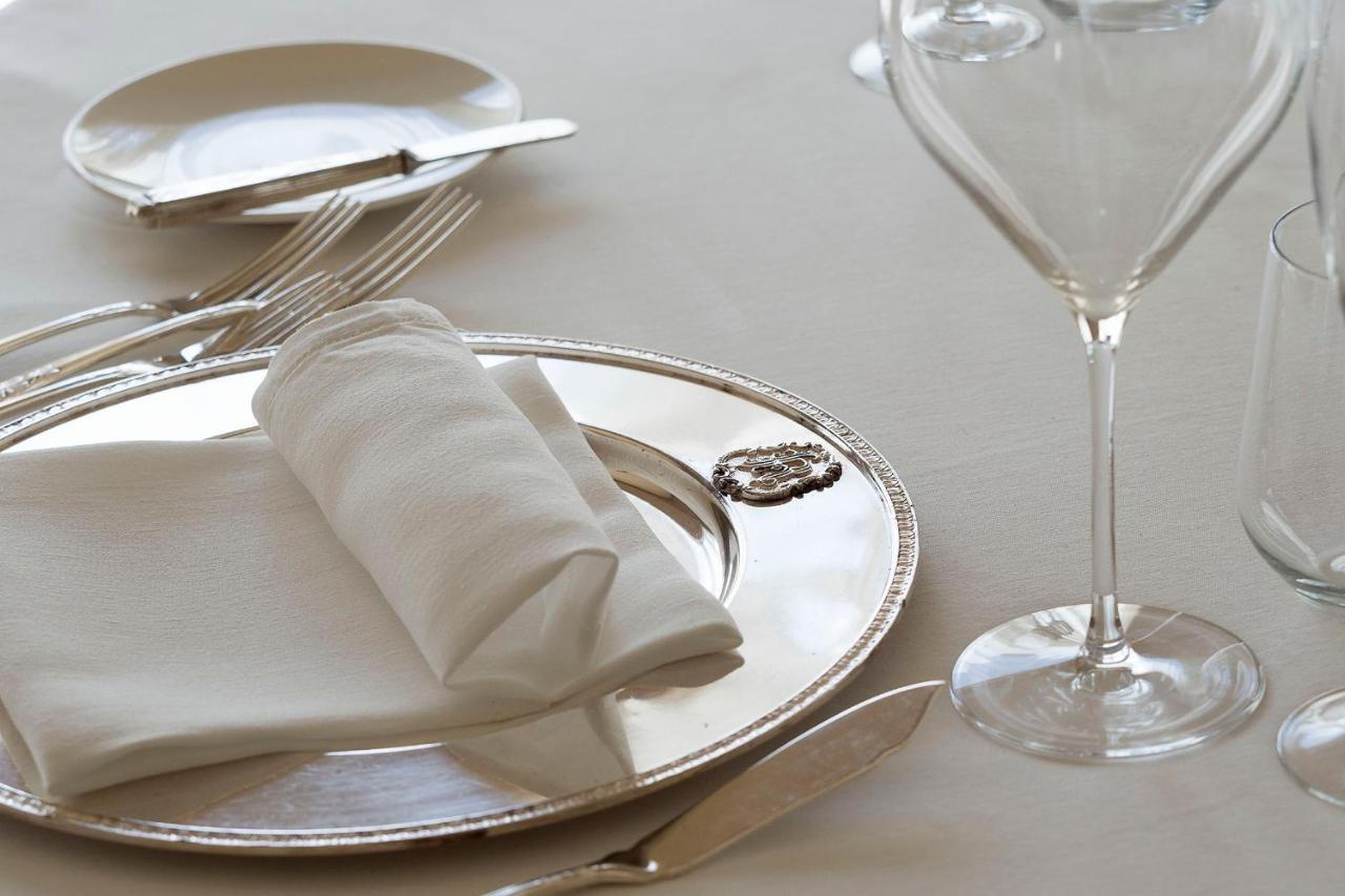Romano Palace Luxury Hotel Catania Luaran gambar A napkin