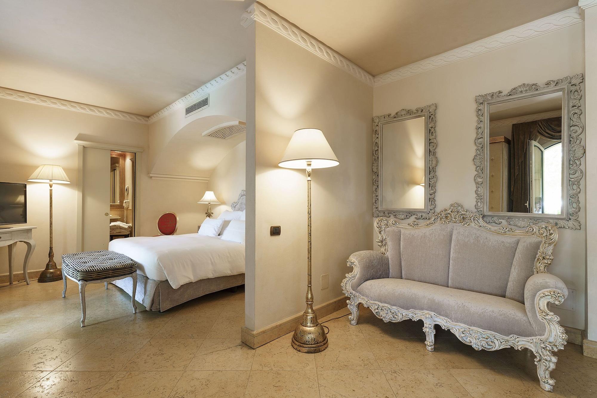 Romano Palace Luxury Hotel Catania Luaran gambar A suite at the hotel