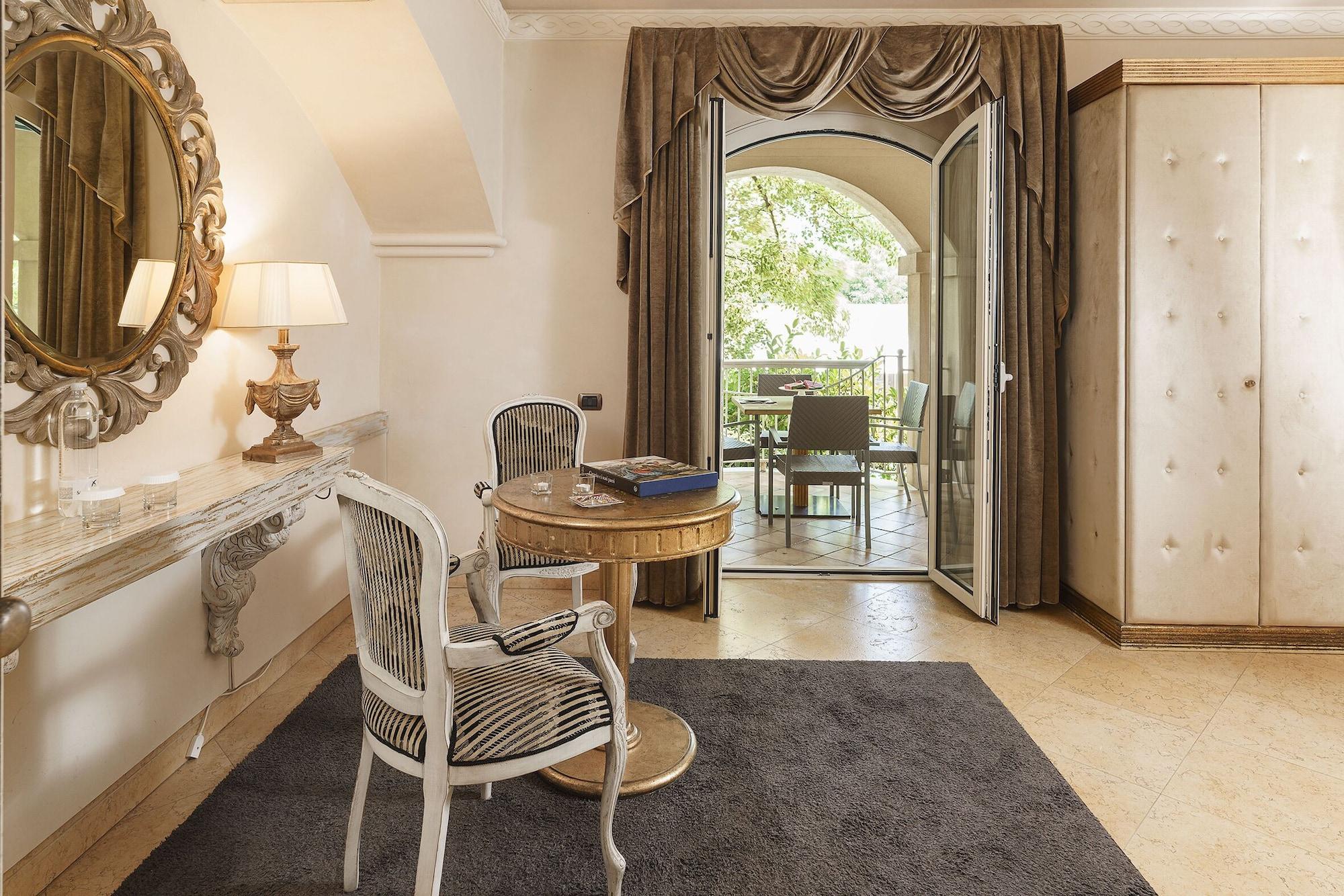 Romano Palace Luxury Hotel Catania Luaran gambar A room at the hotel