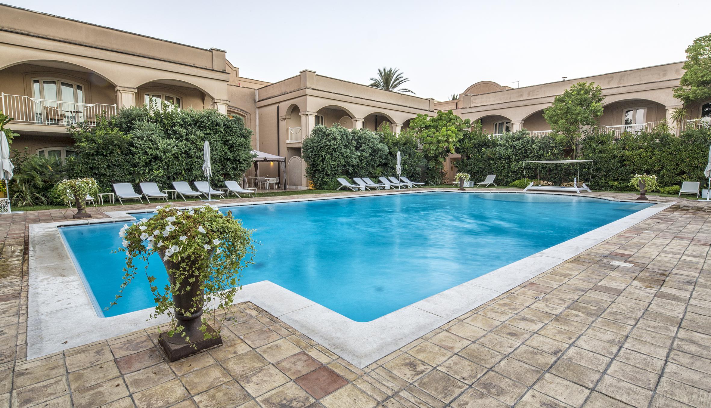 Romano Palace Luxury Hotel Catania Luaran gambar The swimming pool at the hotel