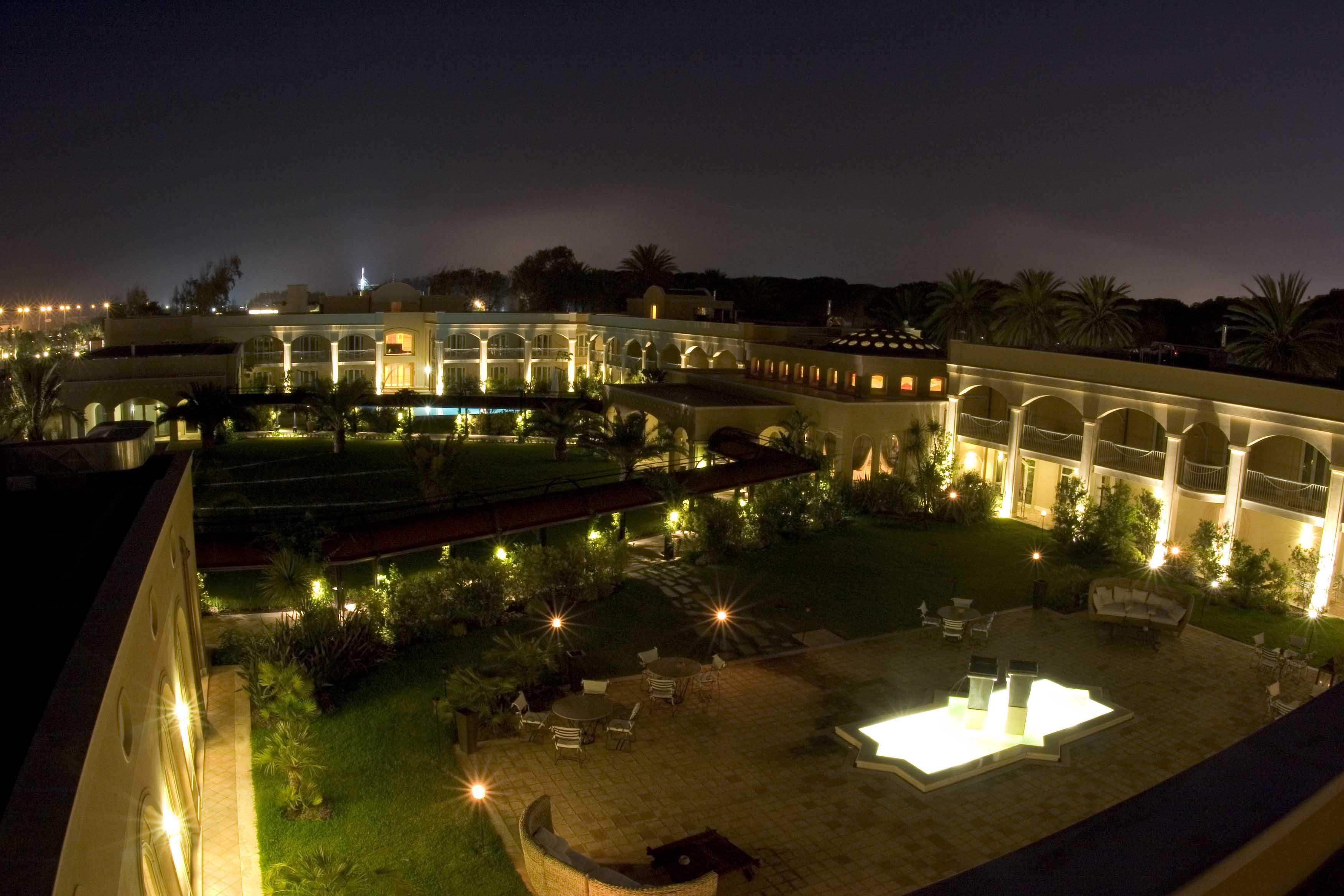 Romano Palace Luxury Hotel Catania Luaran gambar The courtyard at the Four Seasons Hotel, Amman