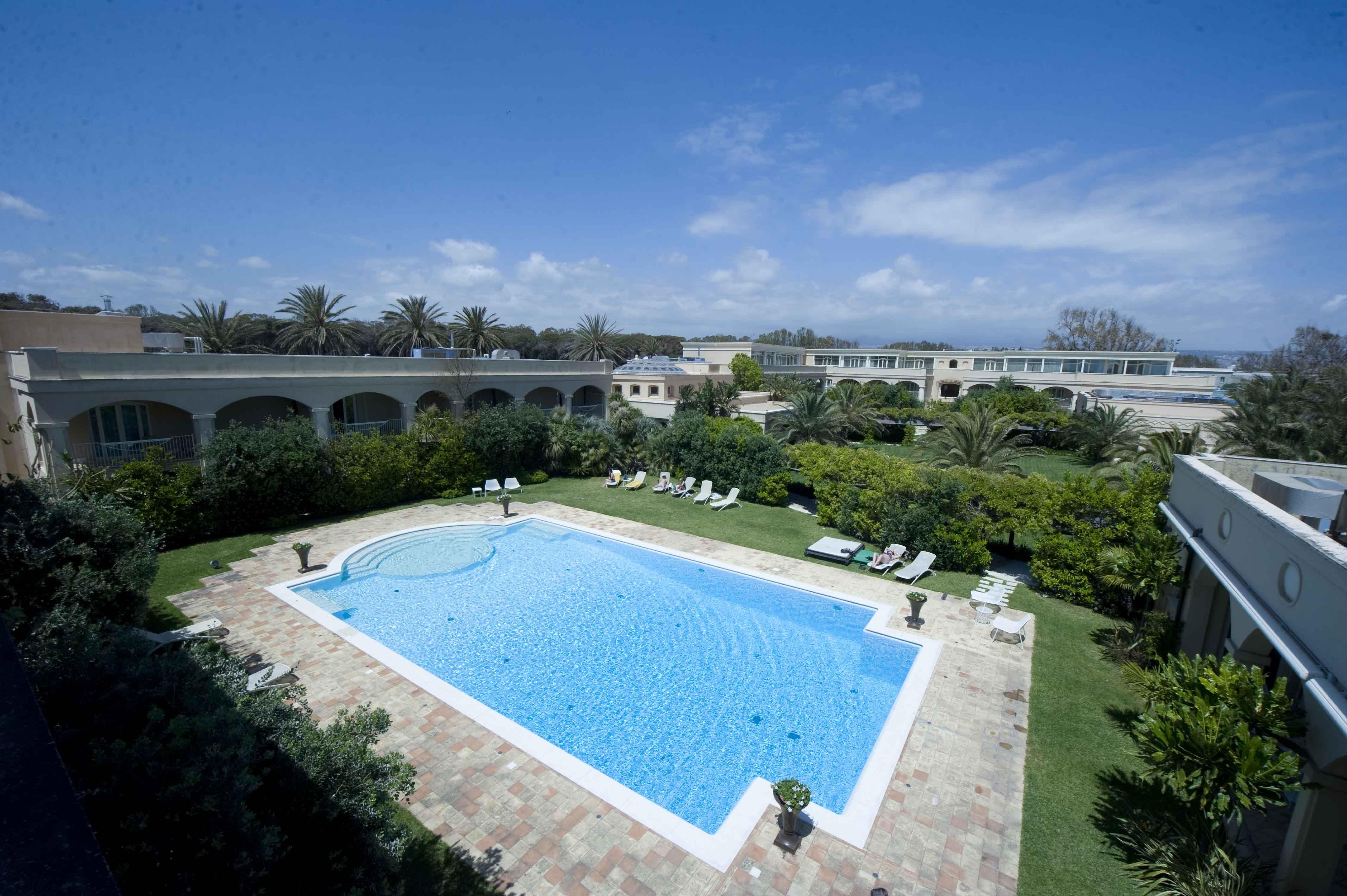 Romano Palace Luxury Hotel Catania Luaran gambar The swimming pool at the hotel