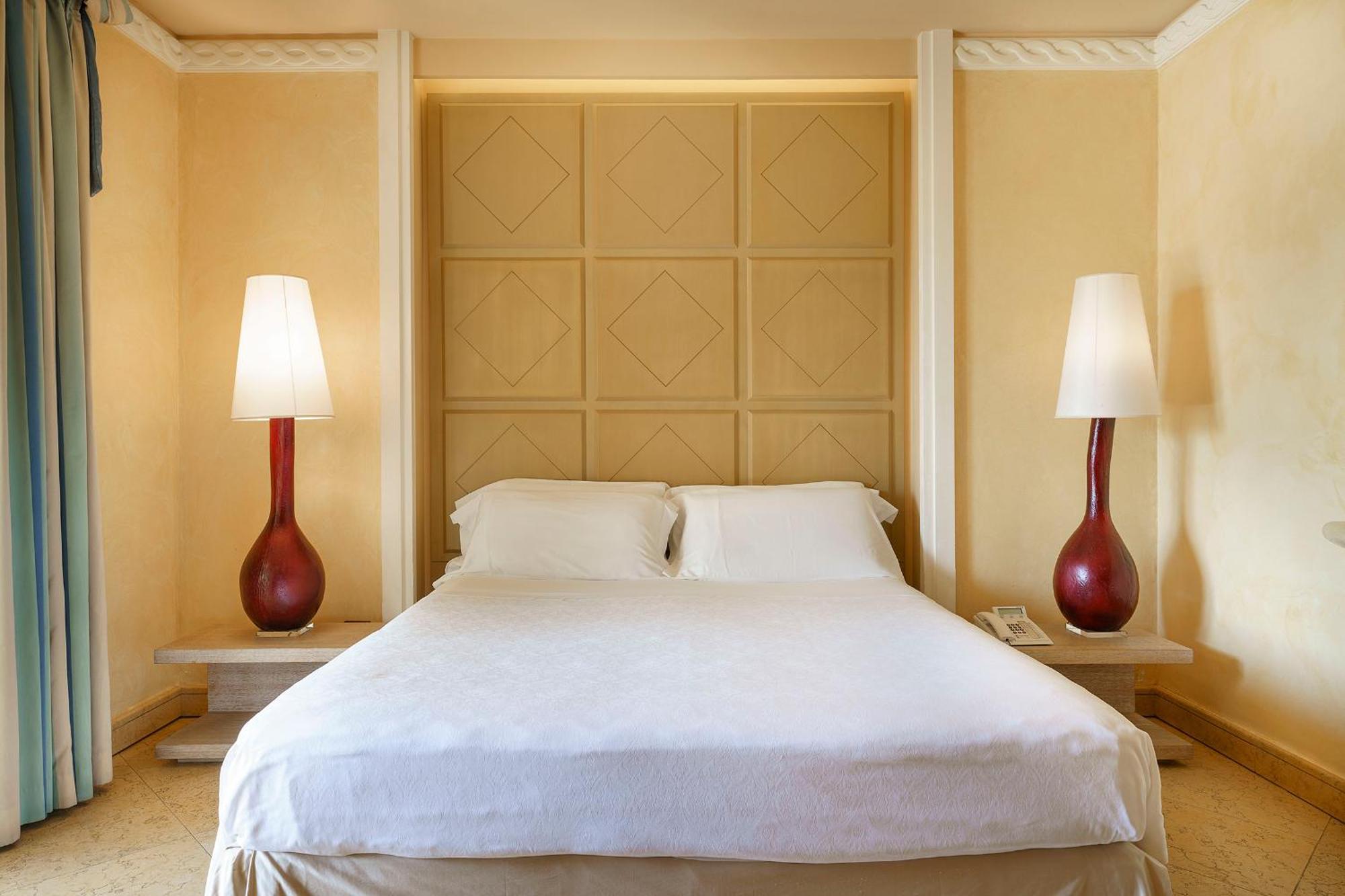 Romano Palace Luxury Hotel Catania Luaran gambar A bedroom at the hotel