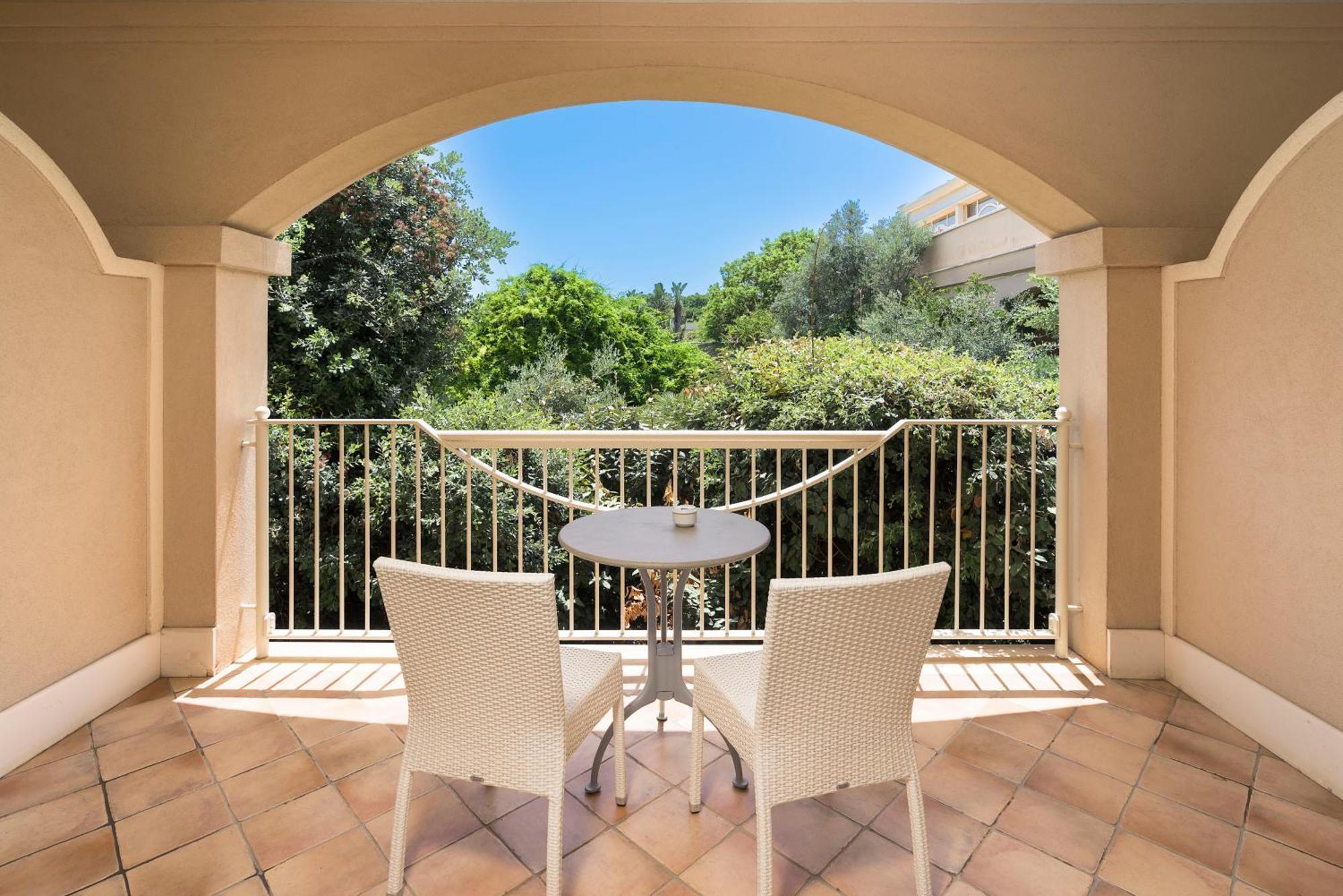 Romano Palace Luxury Hotel Catania Luaran gambar A balcony at the hotel