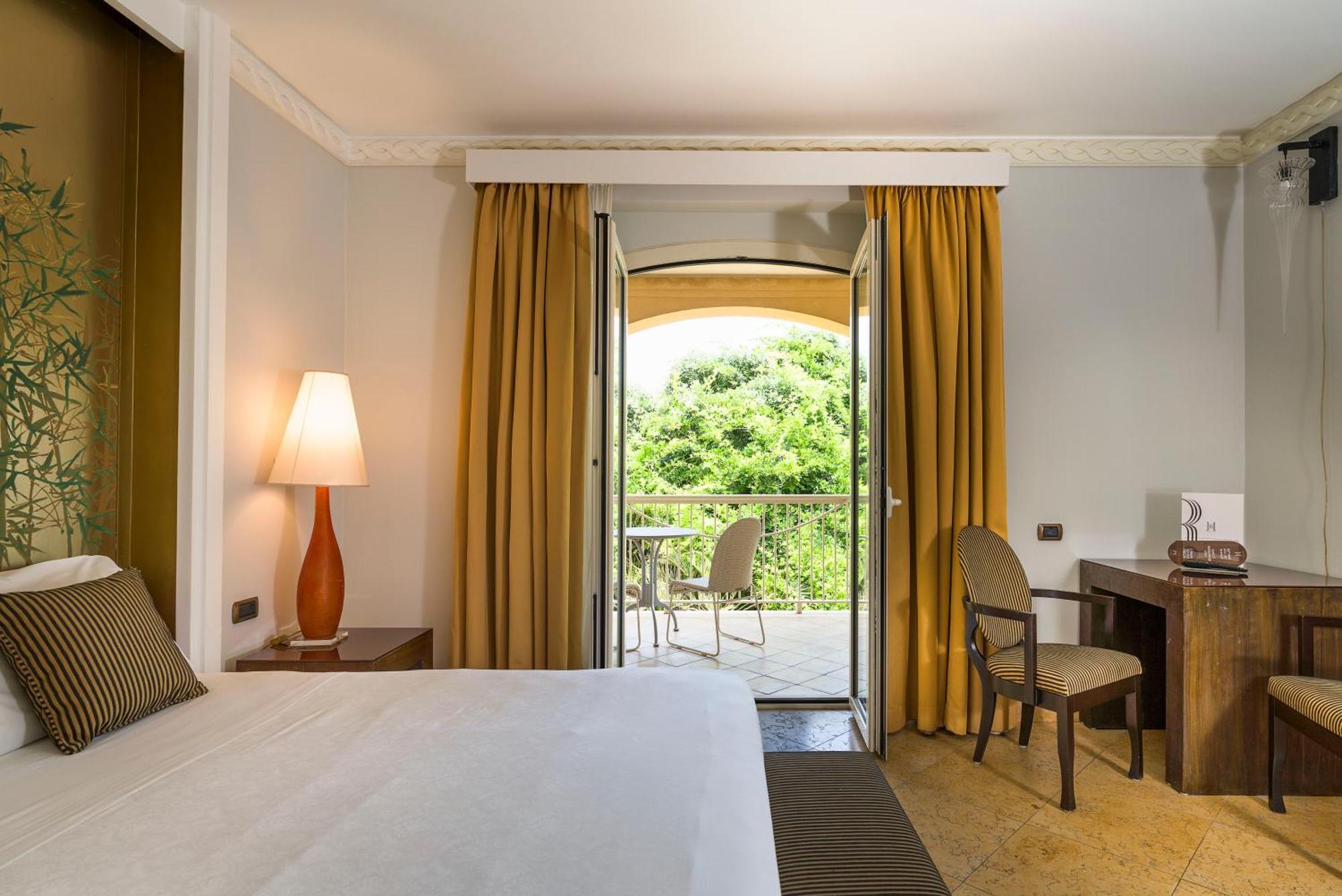 Romano Palace Luxury Hotel Catania Luaran gambar A room at the hotel