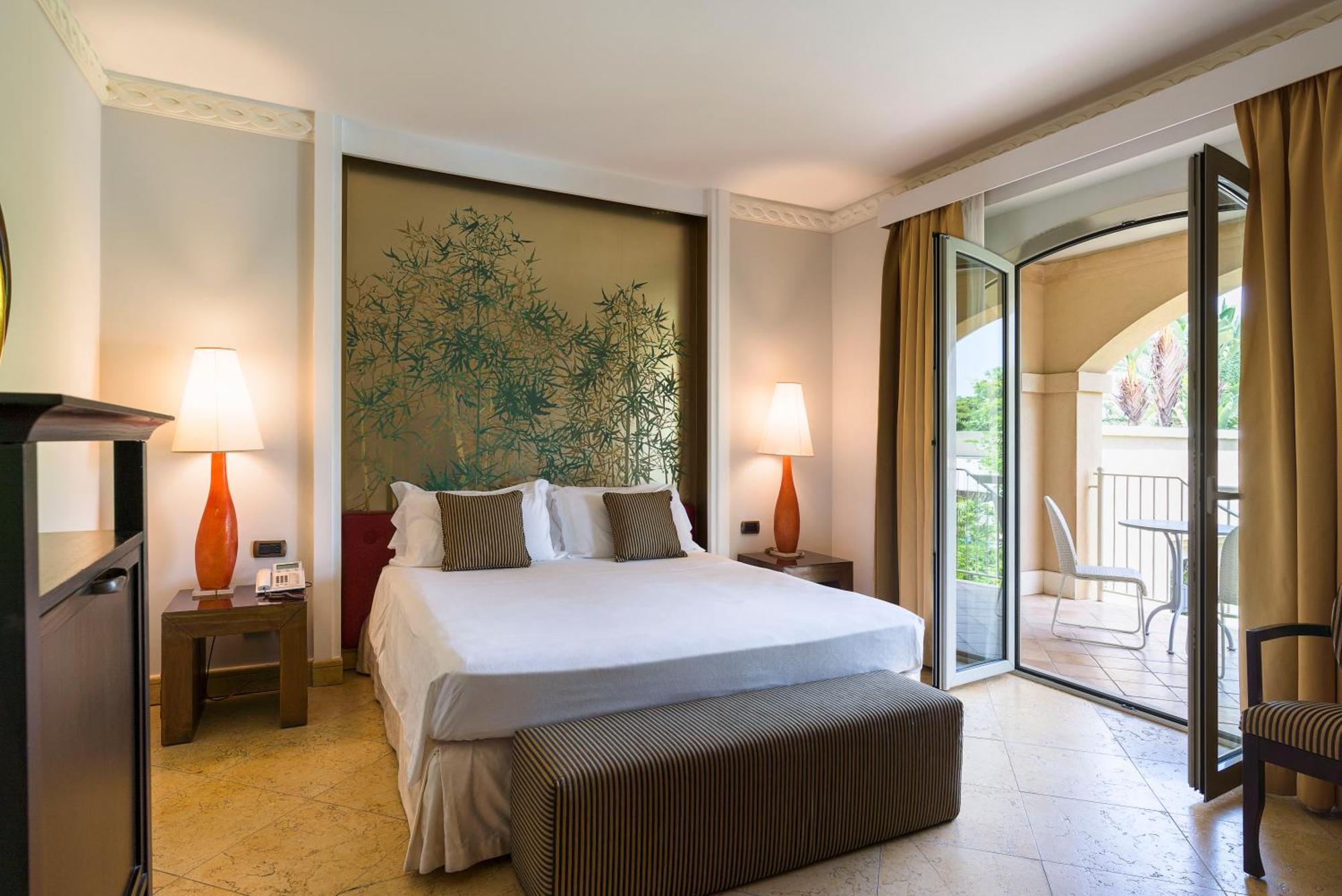 Romano Palace Luxury Hotel Catania Luaran gambar A room at the hotel