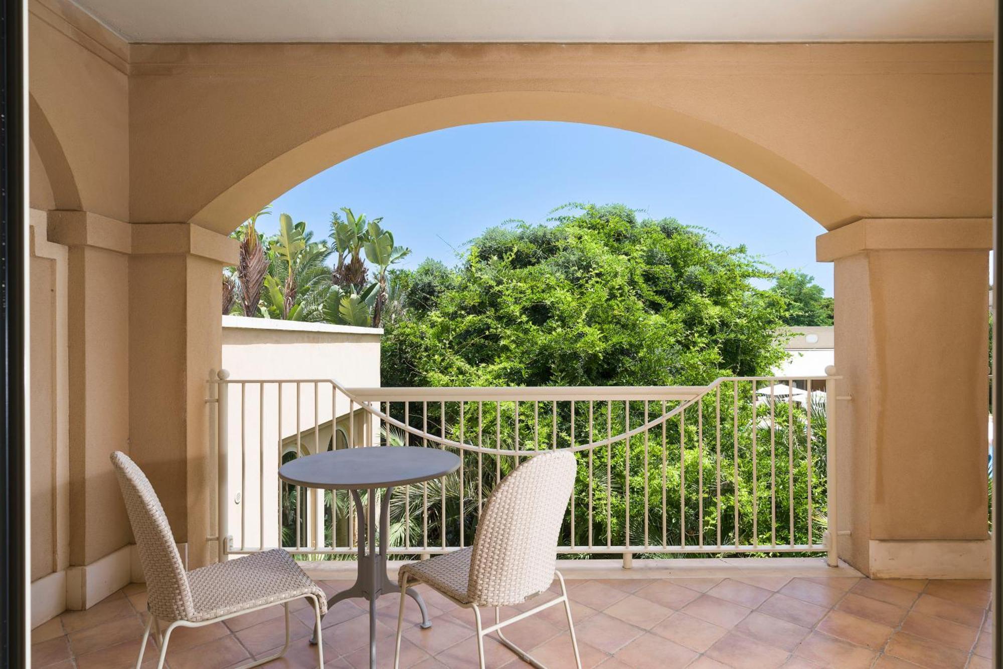 Romano Palace Luxury Hotel Catania Luaran gambar A typical balcony at the hotel