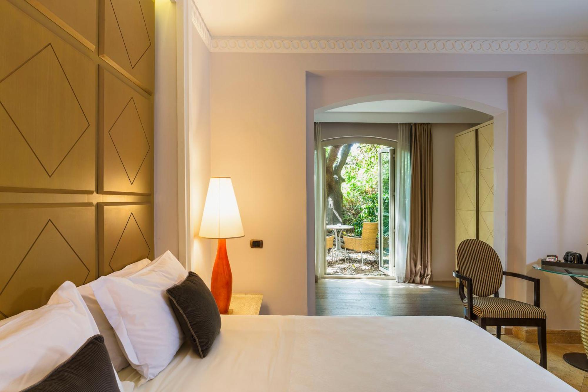 Romano Palace Luxury Hotel Catania Luaran gambar A room at the hotel