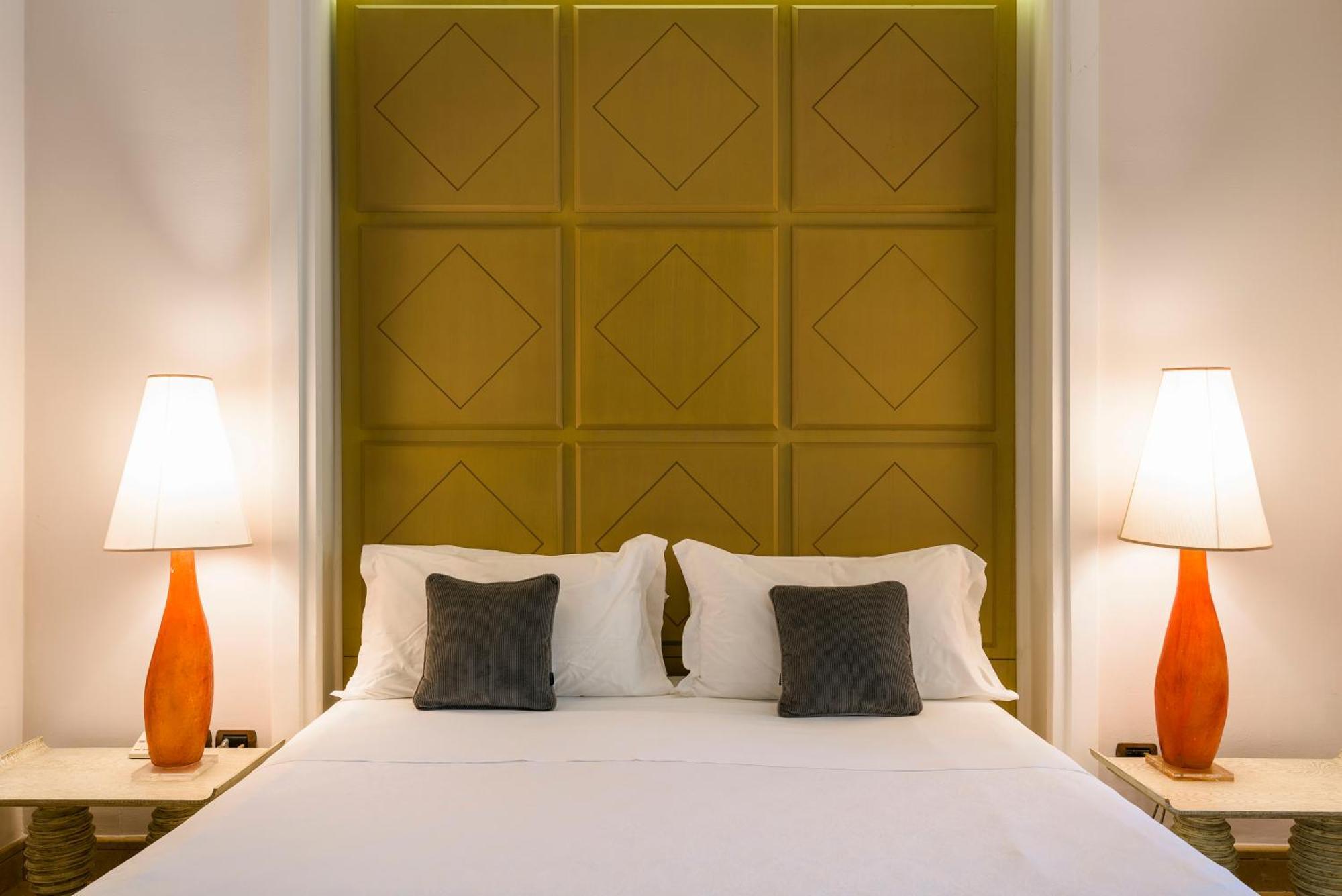 Romano Palace Luxury Hotel Catania Luaran gambar A bed with a headboard
