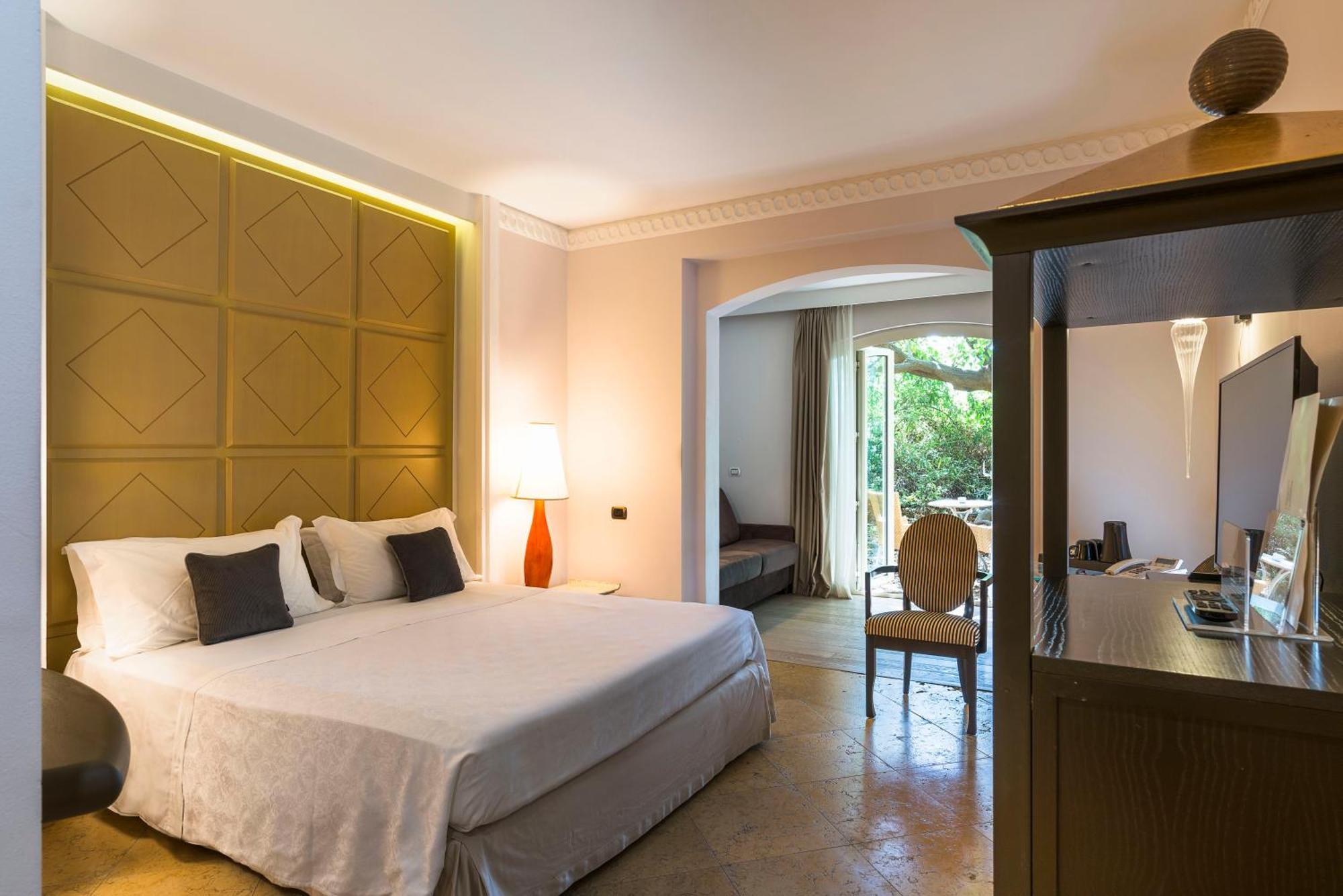 Romano Palace Luxury Hotel Catania Luaran gambar A room at the hotel