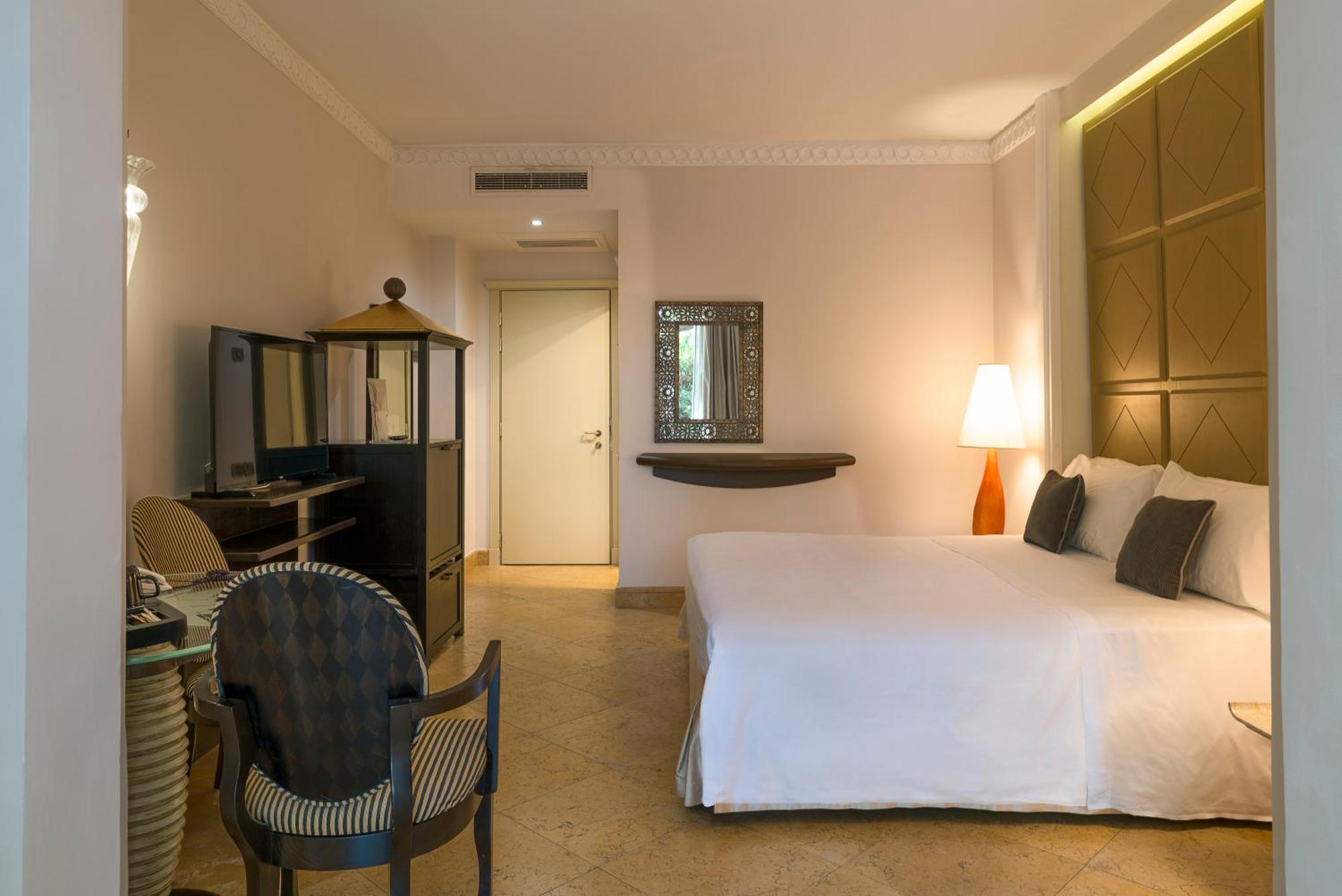 Romano Palace Luxury Hotel Catania Luaran gambar A room at the hotel