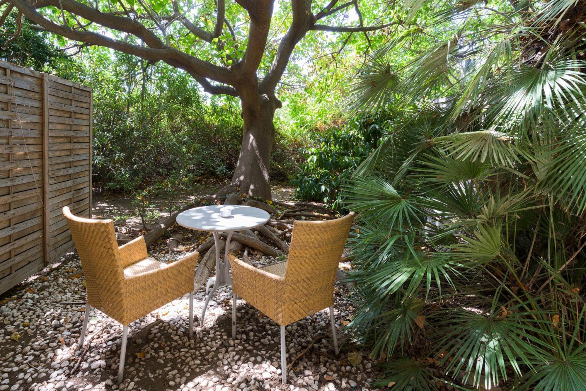 Romano Palace Luxury Hotel Catania Luaran gambar The garden of the house