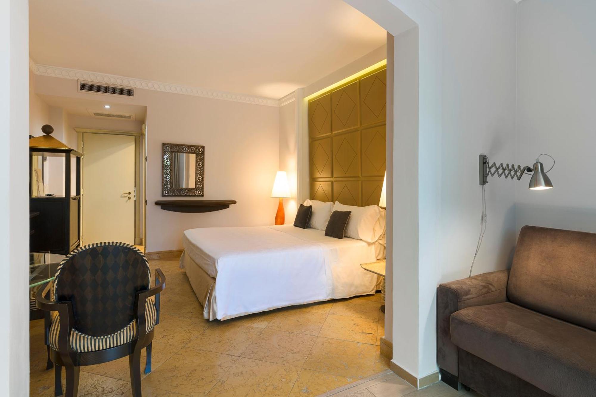Romano Palace Luxury Hotel Catania Luaran gambar A room at the hotel