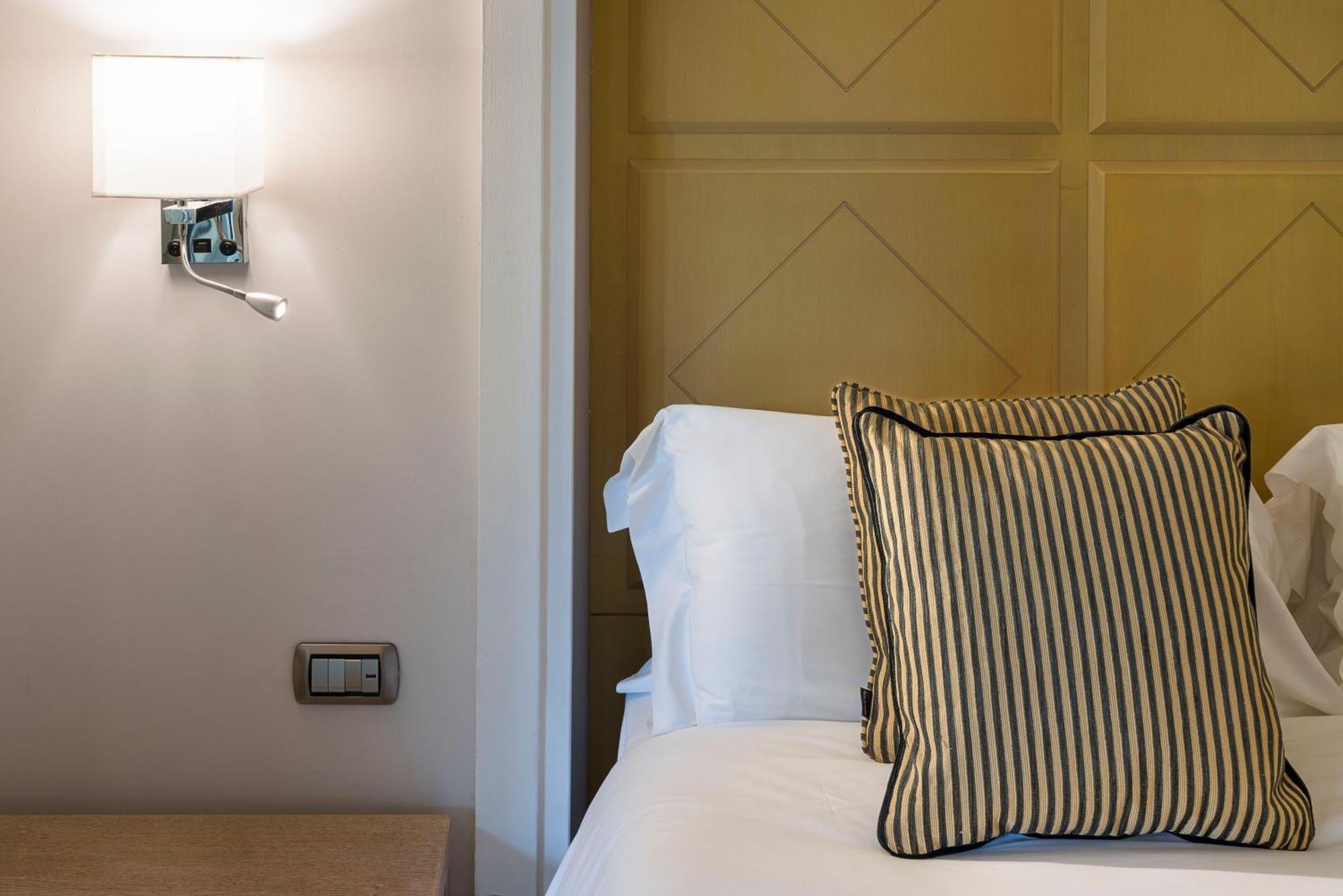 Romano Palace Luxury Hotel Catania Luaran gambar A wall light